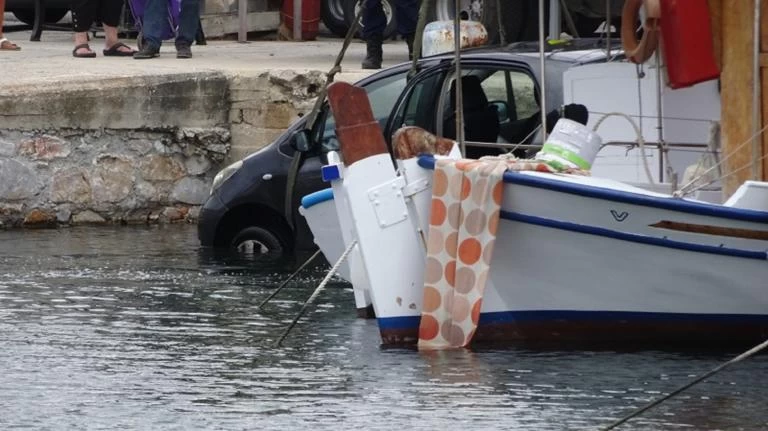 Σύρος: Αυτοκίνητο έπεσε στη θάλασσα – video